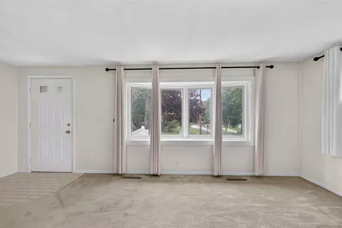 Living - 2921 Overhill, Jackson, MI 49203 photo 2 of 8
