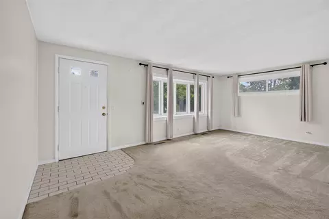 Living - 2921 Overhill, Jackson, MI 49203 photo 1 of 8