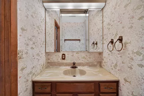 Bath - 2921 Overhill, Jackson, MI 49203 photo 1 of 2