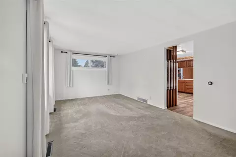Living - 2921 Overhill, Jackson, MI 49203 photo 4 of 8