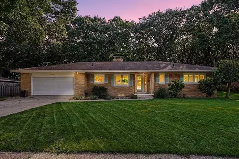 3010 Country Clb, Muskegon, MI 49441