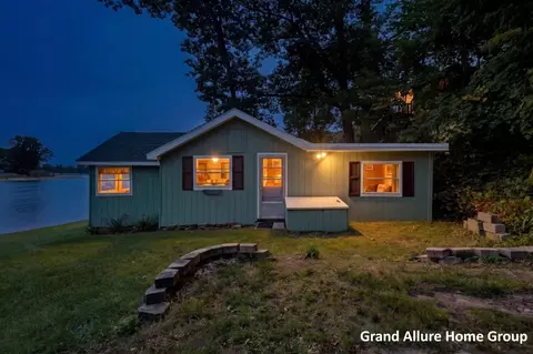 2667 W Selkirk Lk, Shelbyville, MI 49344