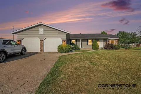 5991 Valley Ln, Kentwood, MI 49508
