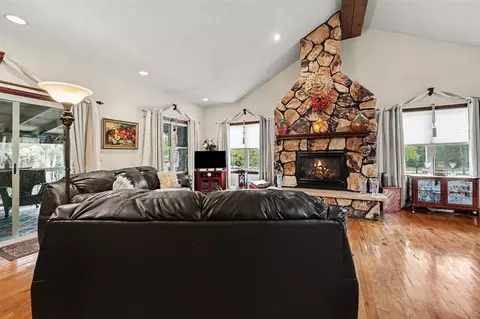 Living - 11112 Glenview, Jerome, MI 49249 photo 2 of 5