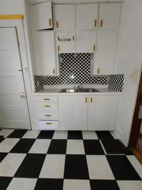 Kitchen - 522 W W Trl, Jackson, MI 49201 photo 1 of 3