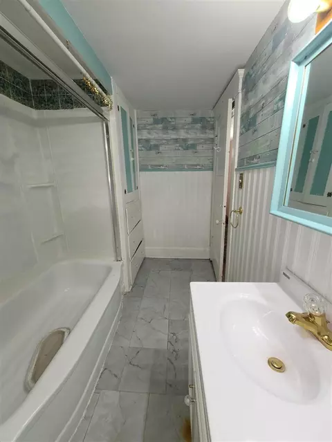 Bath - 522 W W Trl, Jackson, MI 49201 photo 2 of 2