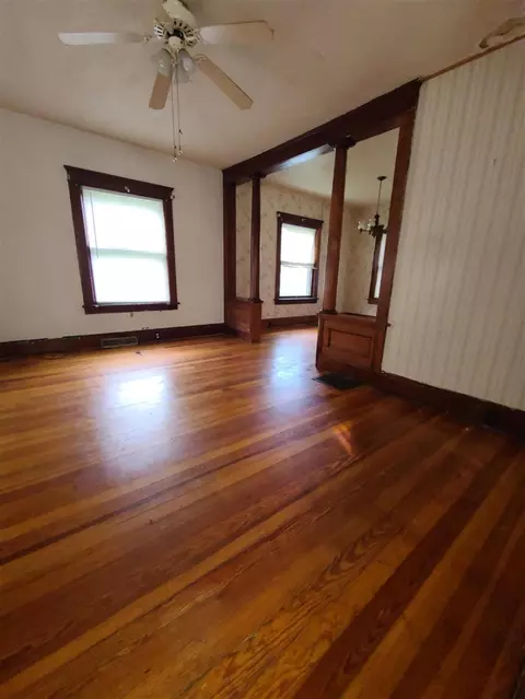 Living - 522 W W Trl, Jackson, MI 49201 photo 2 of 2