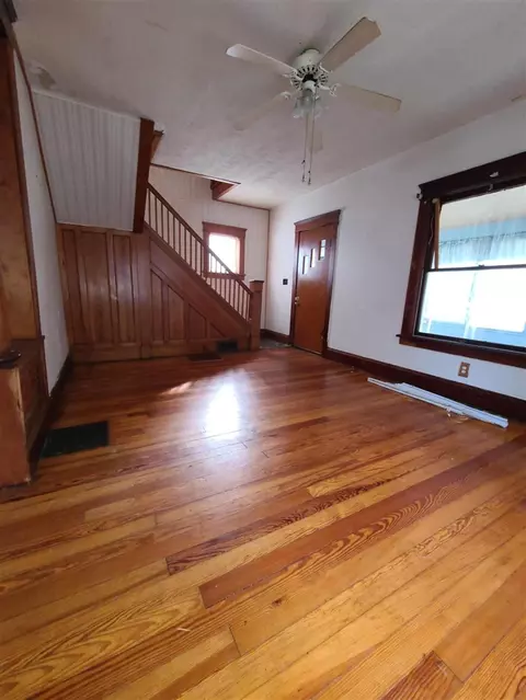Living - 522 W W Trl, Jackson, MI 49201 photo 1 of 2