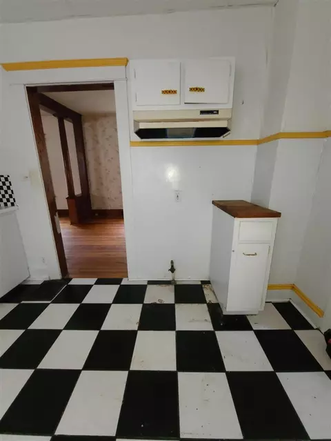 Kitchen - 522 W W Trl, Jackson, MI 49201 photo 2 of 3