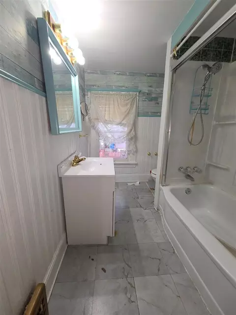 Bath - 522 W W Trl, Jackson, MI 49201 photo 1 of 2
