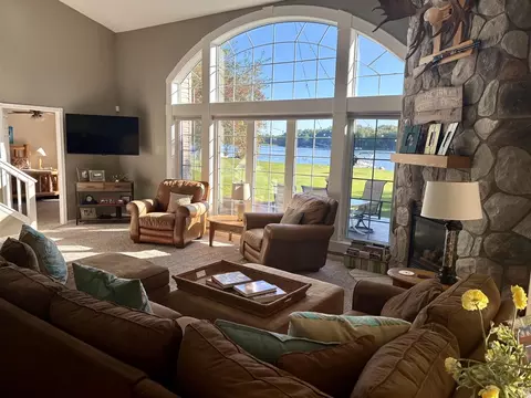 Living - 4760 Queens, Gladwin, MI 48624 photo 2 of 9