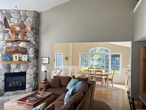 Living - 4760 Queens, Gladwin, MI 48624 photo 3 of 9