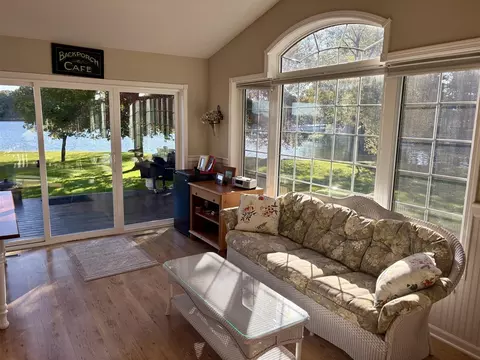 Living - 4760 Queens, Gladwin, MI 48624 photo 4 of 9