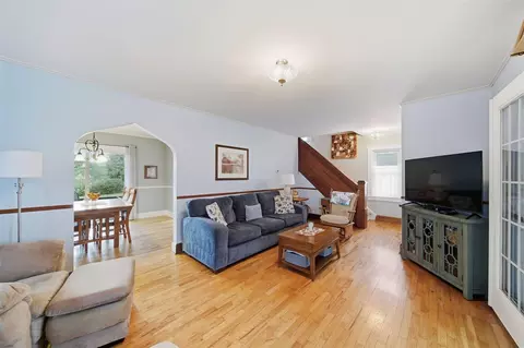 Living - 826 Concord, Jackson, MI 49202 photo 2 of 3