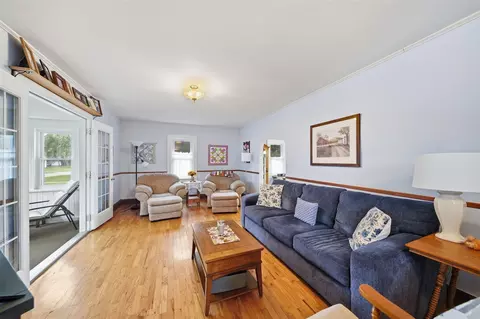 Living - 826 Concord, Jackson, MI 49202 photo 3 of 3