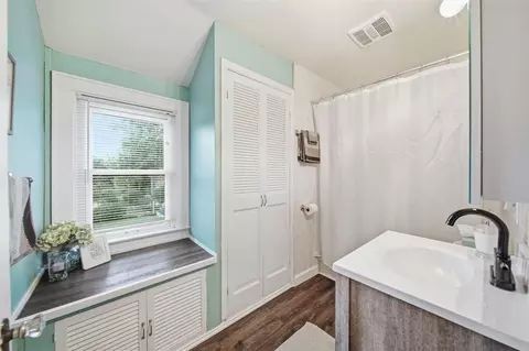 Bath - 826 Concord, Jackson, MI 49202 photo 2 of 3