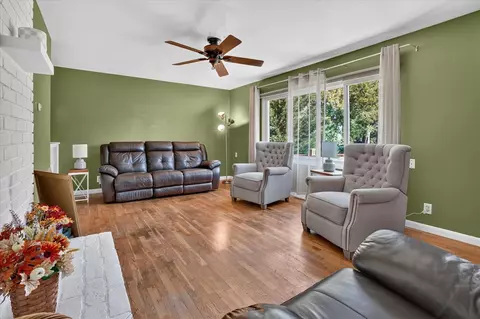 Living - 630 Gilbert, Jackson, MI 49202 photo 2 of 4