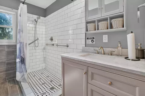 Bath - 630 Gilbert, Jackson, MI 49202 photo 2 of 3
