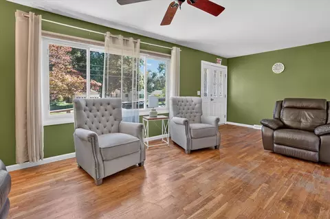 Living - 630 Gilbert, Jackson, MI 49202 photo 4 of 4