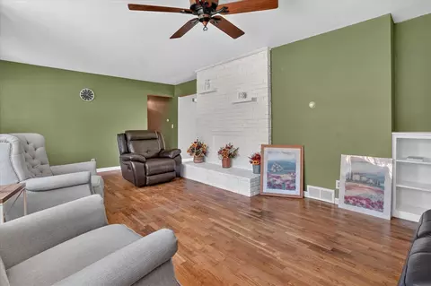 Living - 630 Gilbert, Jackson, MI 49202 photo 3 of 4