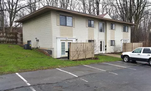 818 Carrier Crk, Grand Rapids, MI 49503