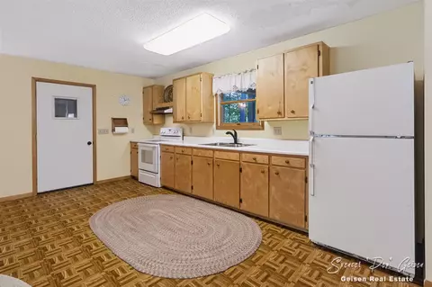 Kitchen - 5236 N Whites Brg, Belding, MI 48809 photo 2 of 3