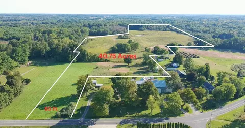 5710 Riverside, Coloma, MI 49038