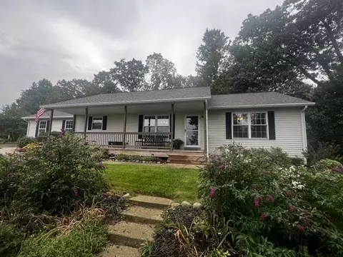 102 Hunters Trl, Middleville, MI 49333