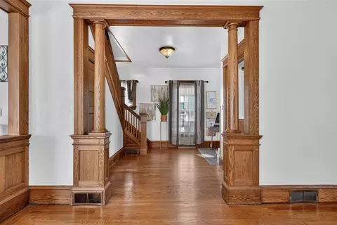 Entry Way - 332 Edward, Jackson, MI 49201 photo 1 of 5