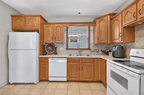 Kitchen - 332 Edward, Jackson, MI 49201 photo 2 of 4