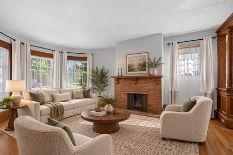 Living - 332 Edward, Jackson, MI 49201 photo 2 of 9
