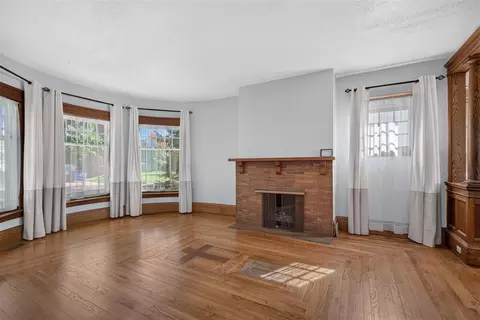 Living - 332 Edward, Jackson, MI 49201 photo 1 of 9