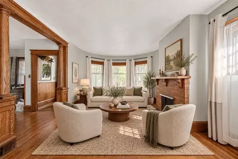 Living - 332 Edward, Jackson, MI 49201 photo 6 of 9
