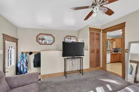 Entry Way - 332 Edward, Jackson, MI 49201 photo 3 of 5