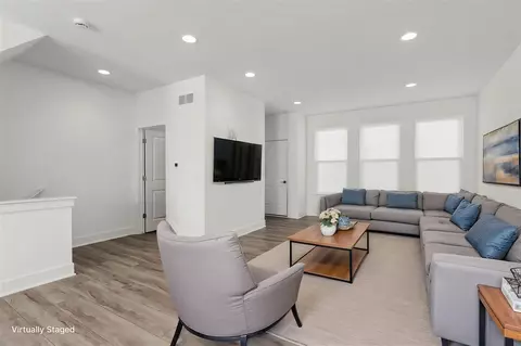 Living - 2921 Summers, Troy, MI 48084 photo 2 of 3