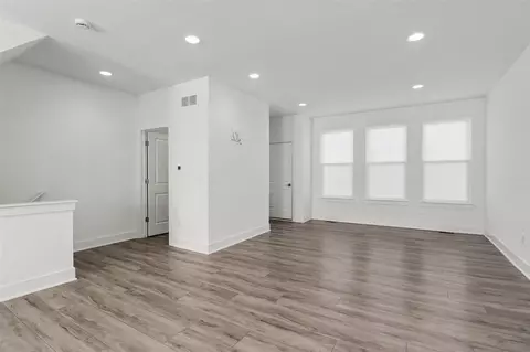 Living - 2921 Summers, Troy, MI 48084 photo 3 of 3