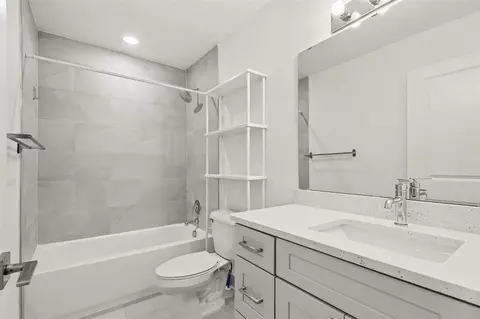 Bath - 2921 Summers, Troy, MI 48084 photo 3 of 4