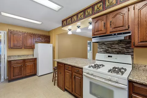 Kitchen - 854 Vanderpool, Troy, MI 48083 photo 3 of 4