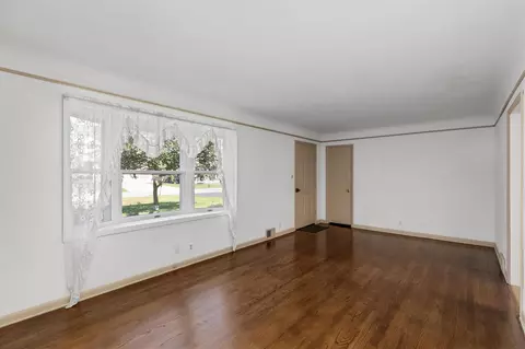 Living - 854 Vanderpool, Troy, MI 48083 photo 6 of 10