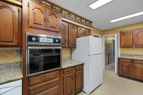 Kitchen - 854 Vanderpool, Troy, MI 48083 photo 4 of 4