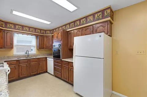 Kitchen - 854 Vanderpool, Troy, MI 48083 photo 2 of 4