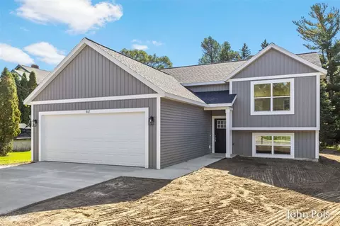 807 E Fairplains, Greenville, MI 48838