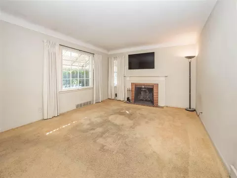 Living - 403 E Glenguile, Parchment, MI 49004 photo 2 of 2