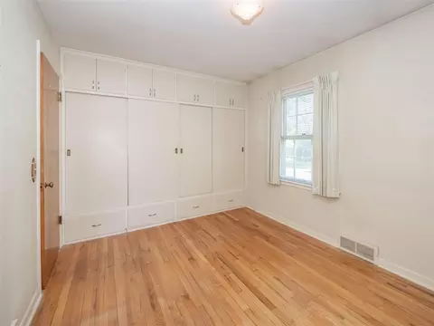 Bedroom - 403 E Glenguile, Parchment, MI 49004 photo 2 of 3