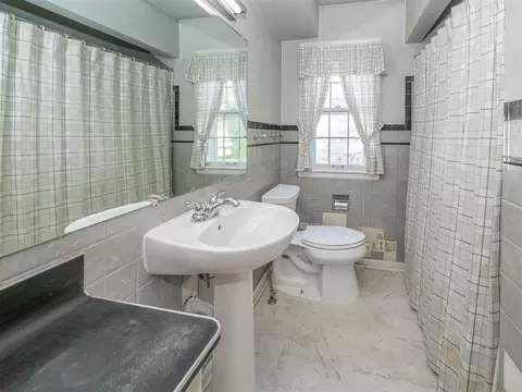 Bath - 403 E Glenguile, Parchment, MI 49004 photo 1 of 1