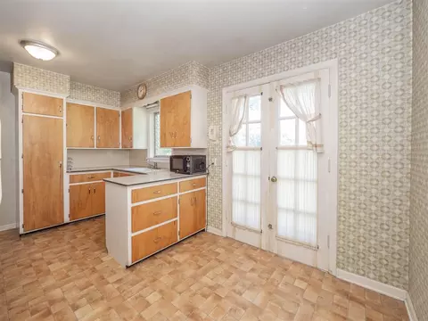 Kitchen - 403 E Glenguile, Parchment, MI 49004 photo 2 of 3