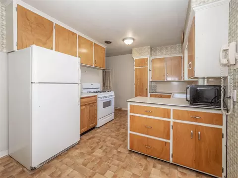 Kitchen - 403 E Glenguile, Parchment, MI 49004 photo 1 of 3