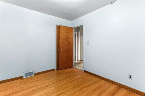 Bedroom - 18272 Oak, Eastpointe, MI 48021 photo 3 of 5