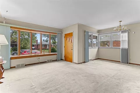 Living - 18272 Oak, Eastpointe, MI 48021 photo 1 of 5