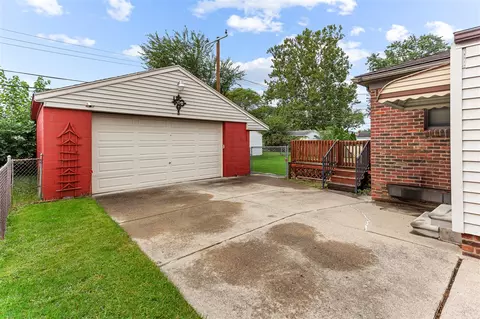 Exterior - 18272 Oak, Eastpointe, MI 48021 photo 8 of 9